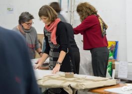 Verein in Aktion beim Verpacken der Kunst!