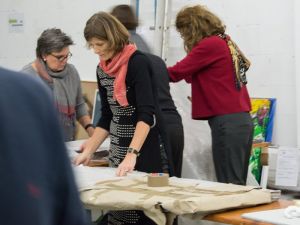 Verein in Aktion beim Verpacken der Kunst!